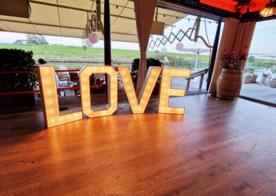 Love letters zijn 1 meter hoog en hebben 53 lampjes.