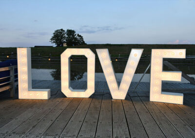 Love letters zijn 1 meter hoog en hebben 53 lampjes.