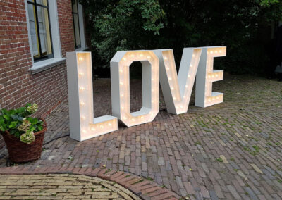 Love letters zijn 1 meter hoog en hebben 53 lampjes.