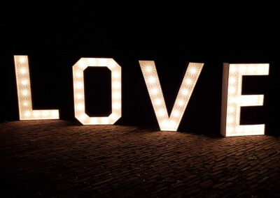 Love letters zijn 1 meter hoog en hebben 53 lampjes.