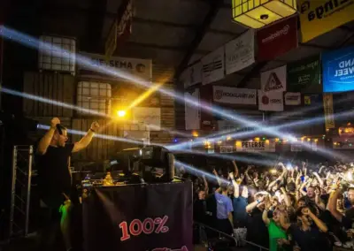 Boek een schuurfeest dj show voor een onvergetelijk feest 3 Schuurfeest dj show. 4 uur durende show inclusief licht en geluid, voor een spectaculair groot feest!