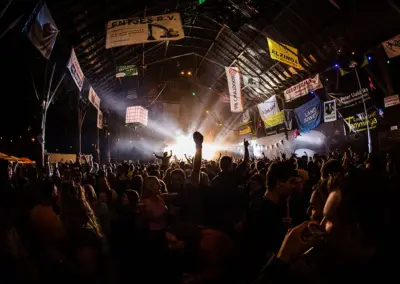 Boek een schuurfeest dj show voor een onvergetelijk feest 4 Onze schuurfeest dj show zorgt voor een avond waar nog lang over na gepraat zal worden.