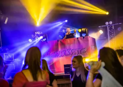 Boek een schuurfeest dj show voor een onvergetelijk feest 6 DJ Martijn - schuurfeest