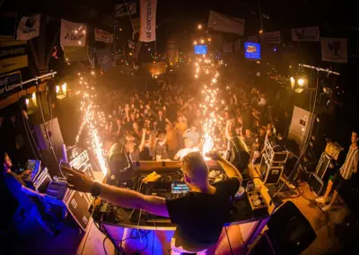 Boek de Blender DJ Show voor een uur lang gekkenhuis! 6 DJ Martijn schuurfeest