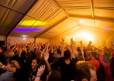 DJ boeken voor dorpsfeest of feestweek? 2 Het dak eraf tijdens het jaarlijkse volleybal toernooi (MJT) in Doezum.