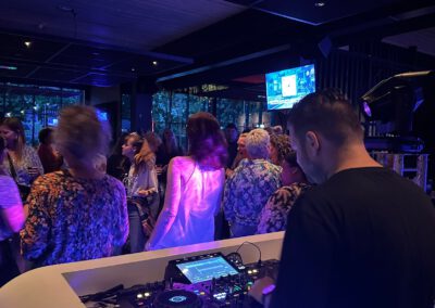 DJ Martijn Renkema tijdens een bedrijfsfeest in Leek