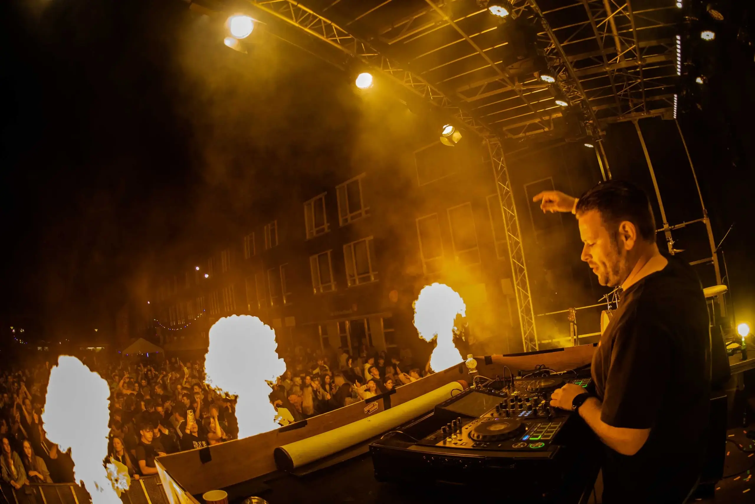 DJ achter de booth met vlammen op het Open Air Festival in Grootegast