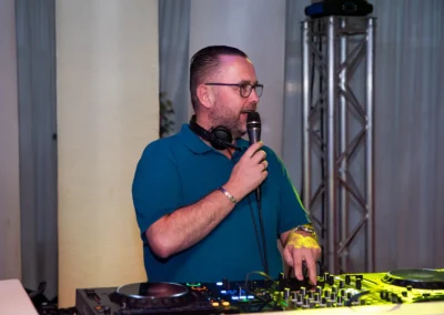 Mark Nauta tijdens een bruiloft in Opende