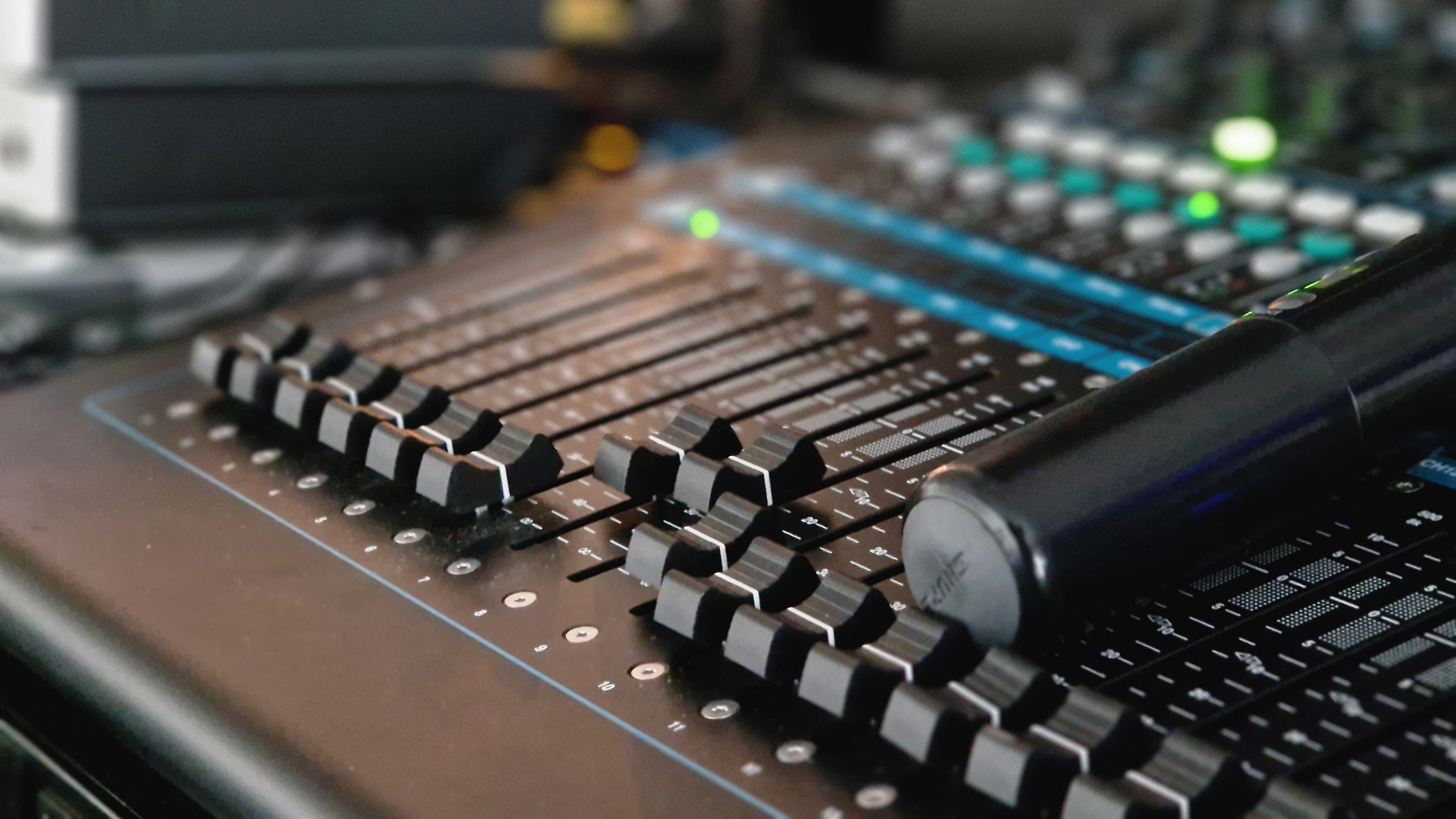 Mengtafel met faders en een draadloze microfoon van DM Music