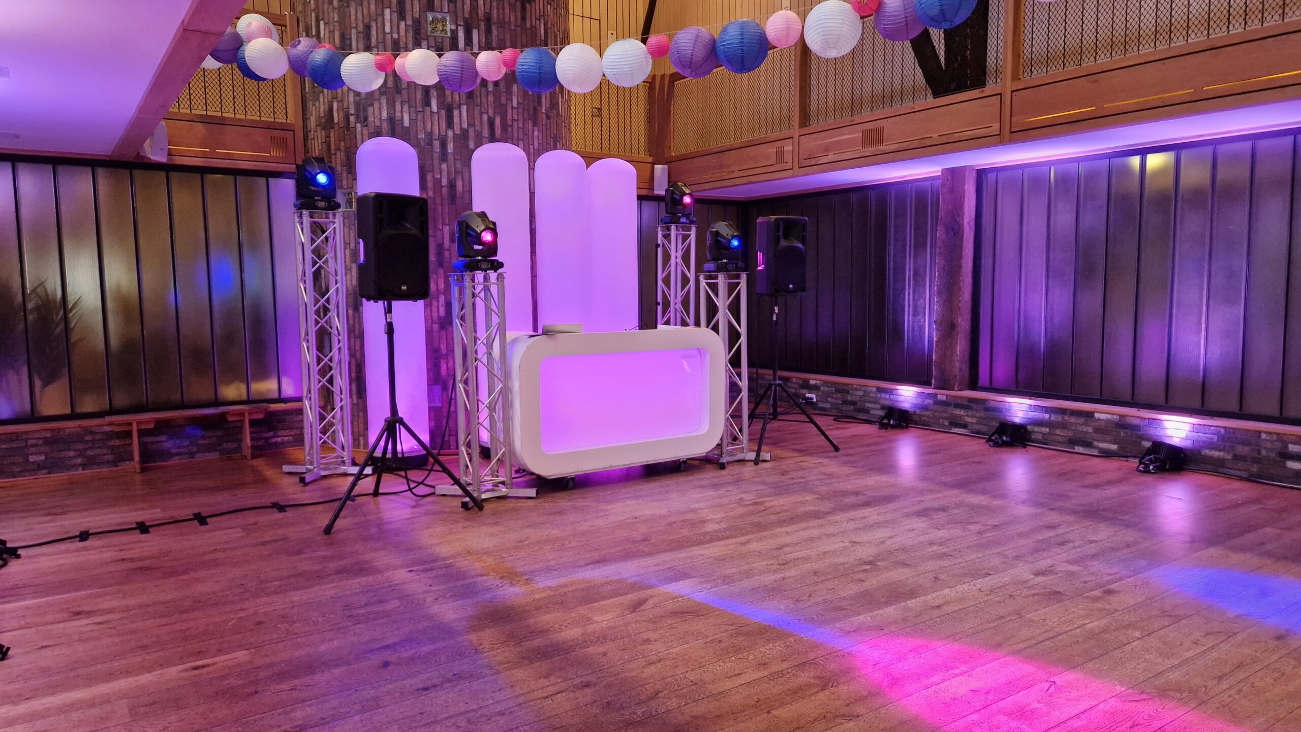 Volledige DJ-opstelling met truss, moving heads en uplighting in de Pollepleats te Westhem