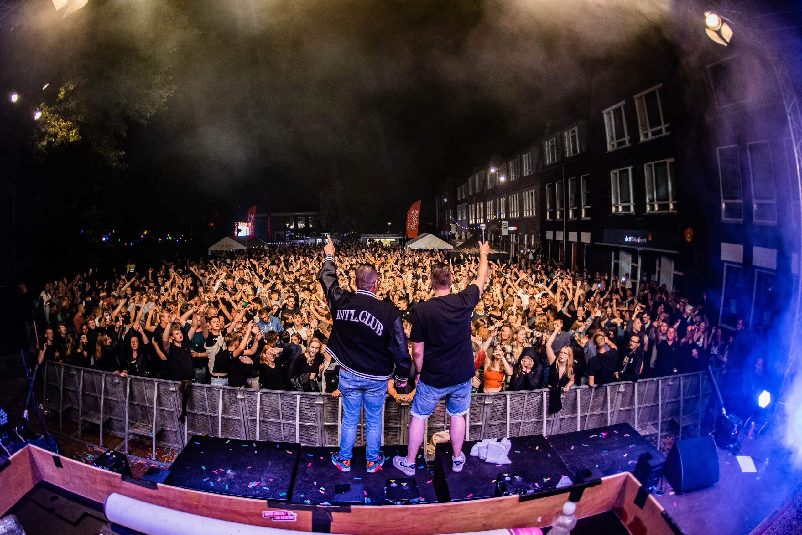 DJ Martijn en DJ Mark van de Blender DJ Show met de armen omhoog voor een volle openluchtstage