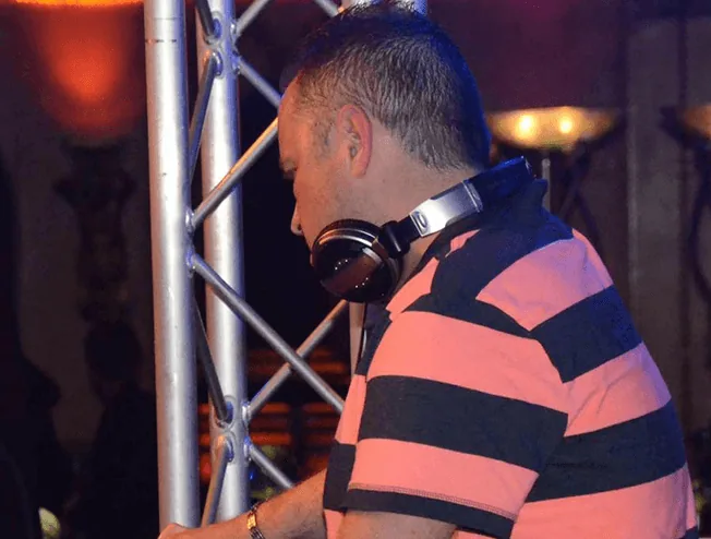 Mark Nauta achter een truss tijdens een feest
