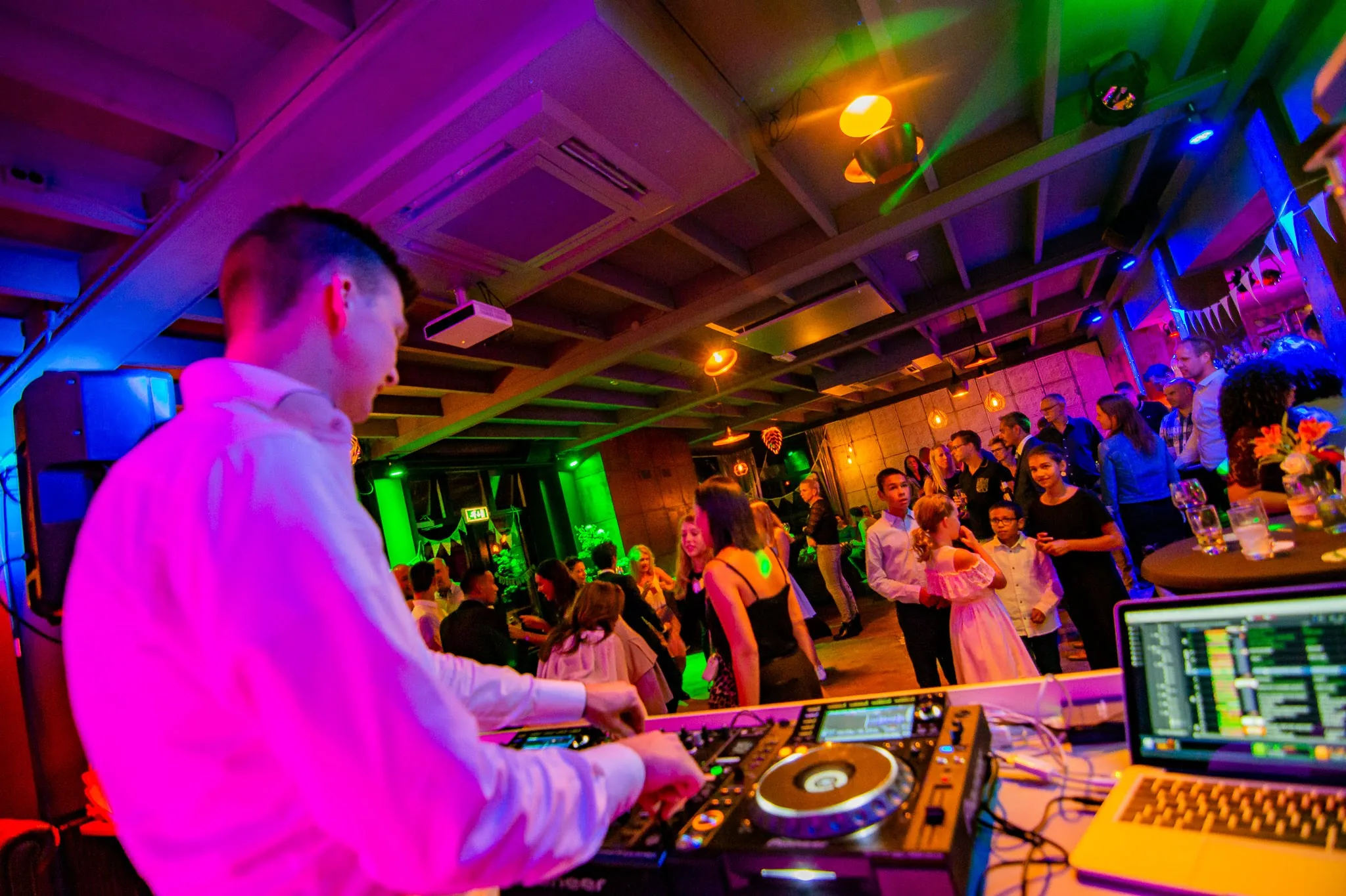 DJ Martijn Alserda achter de draaitafels met een volle dansvloer in Slot Doddendaal in Ewijk