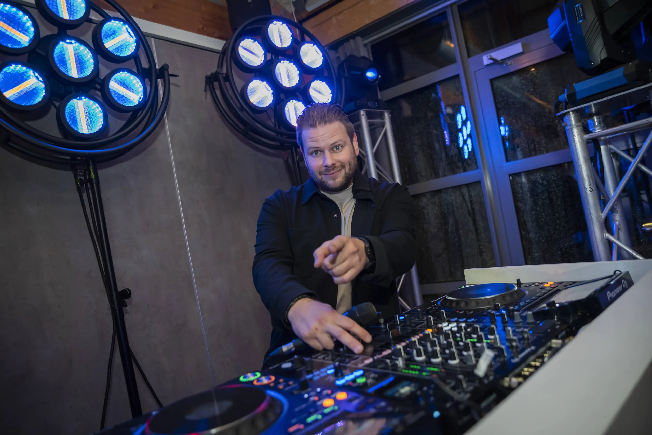 DJ Martijn Renkema achter de controller met blauwe lichtsets naast zich