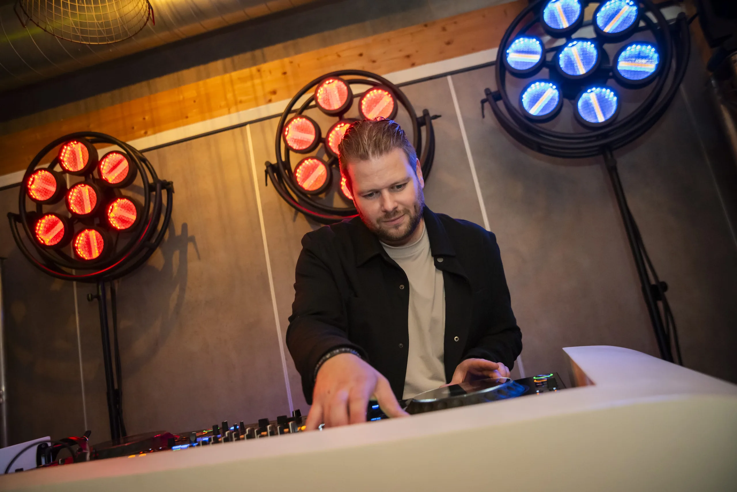 Martijn Renkema achter de booth op een bruiloft