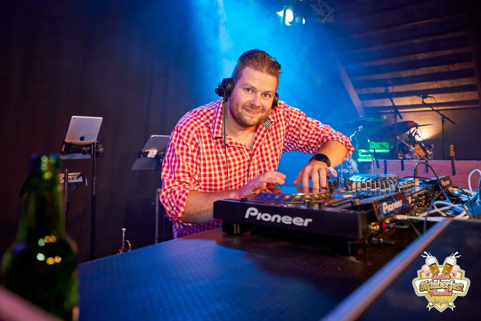 DJ Martijn Renkema in après-ski outfit achter de draaitafels