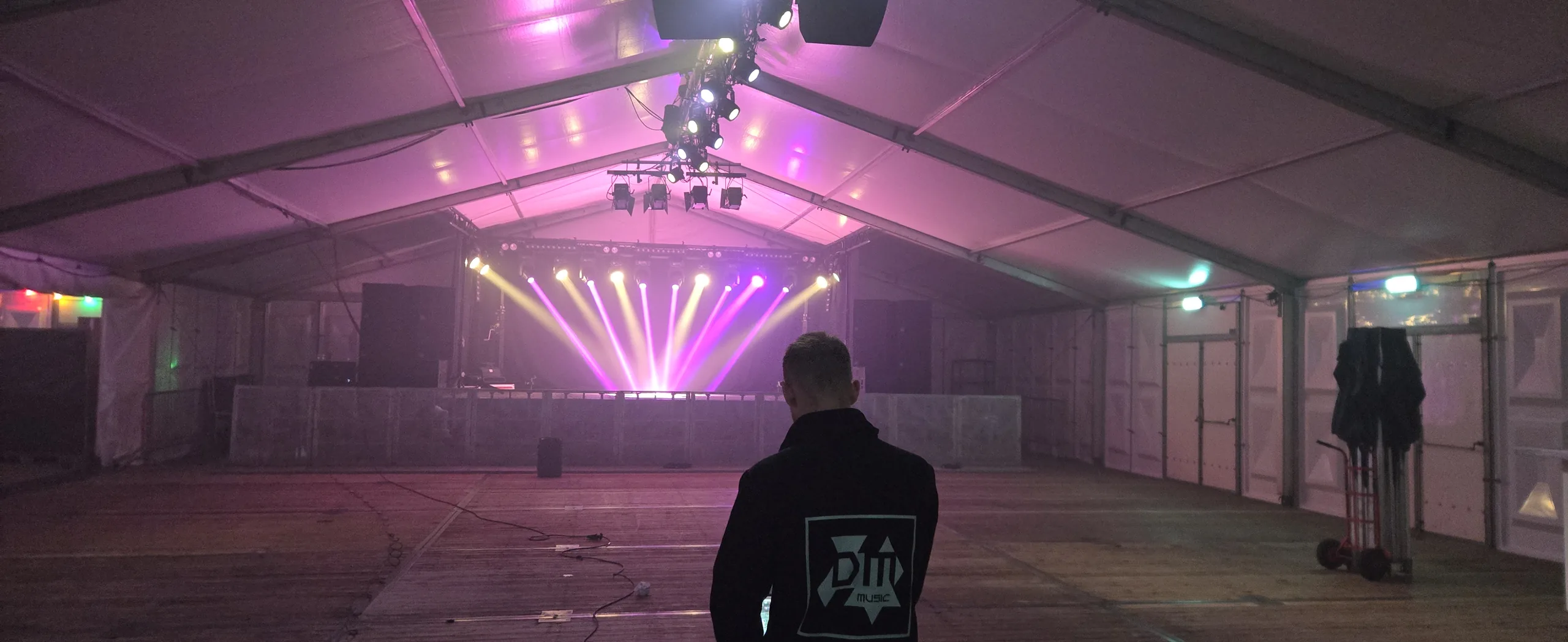 Feesttent met roze uplights en truss tijdens Koningsdag in Zuidhorn