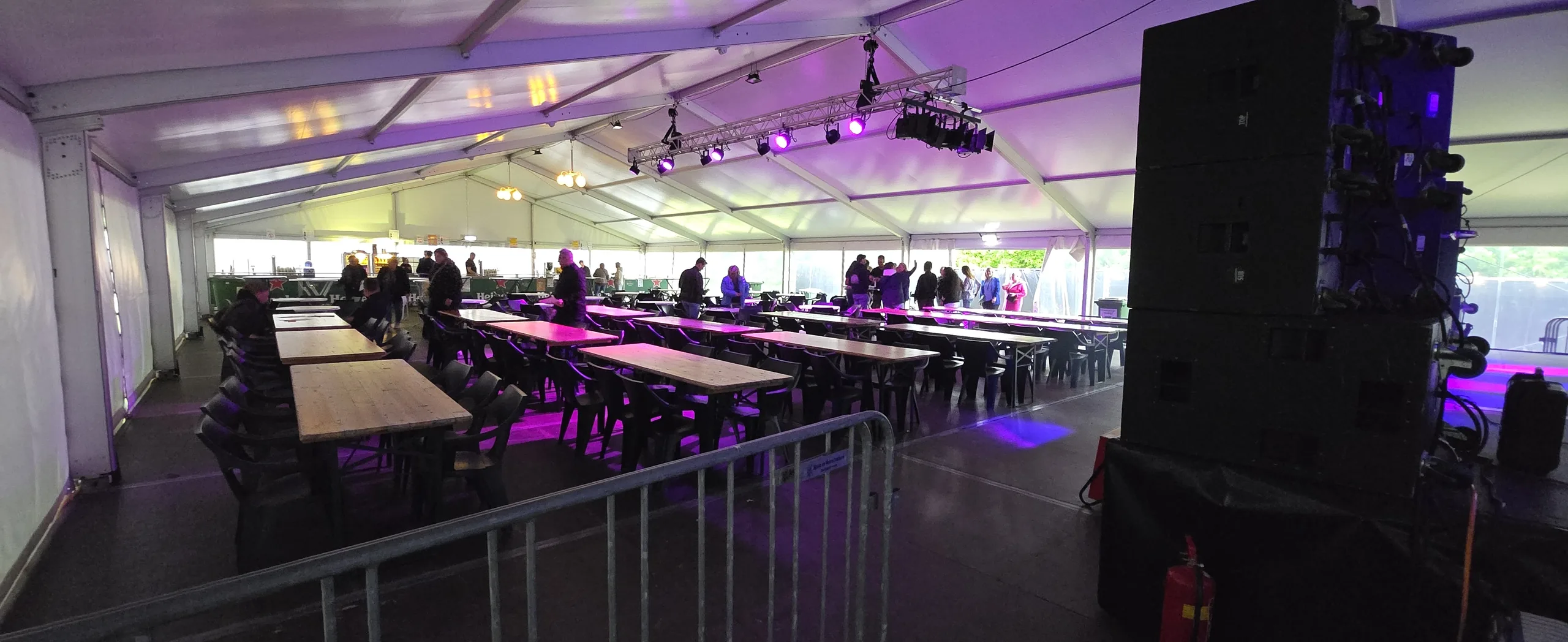 Line array en lichtset naast de biertafels in de feesttent tijdens de feestweek in Doezum
