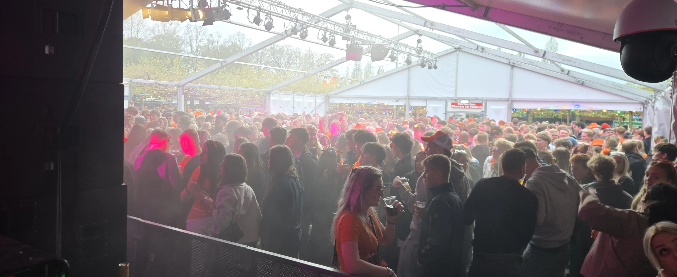 Publiek in de feesttent tijdens Koningsdag in Zuidhorn