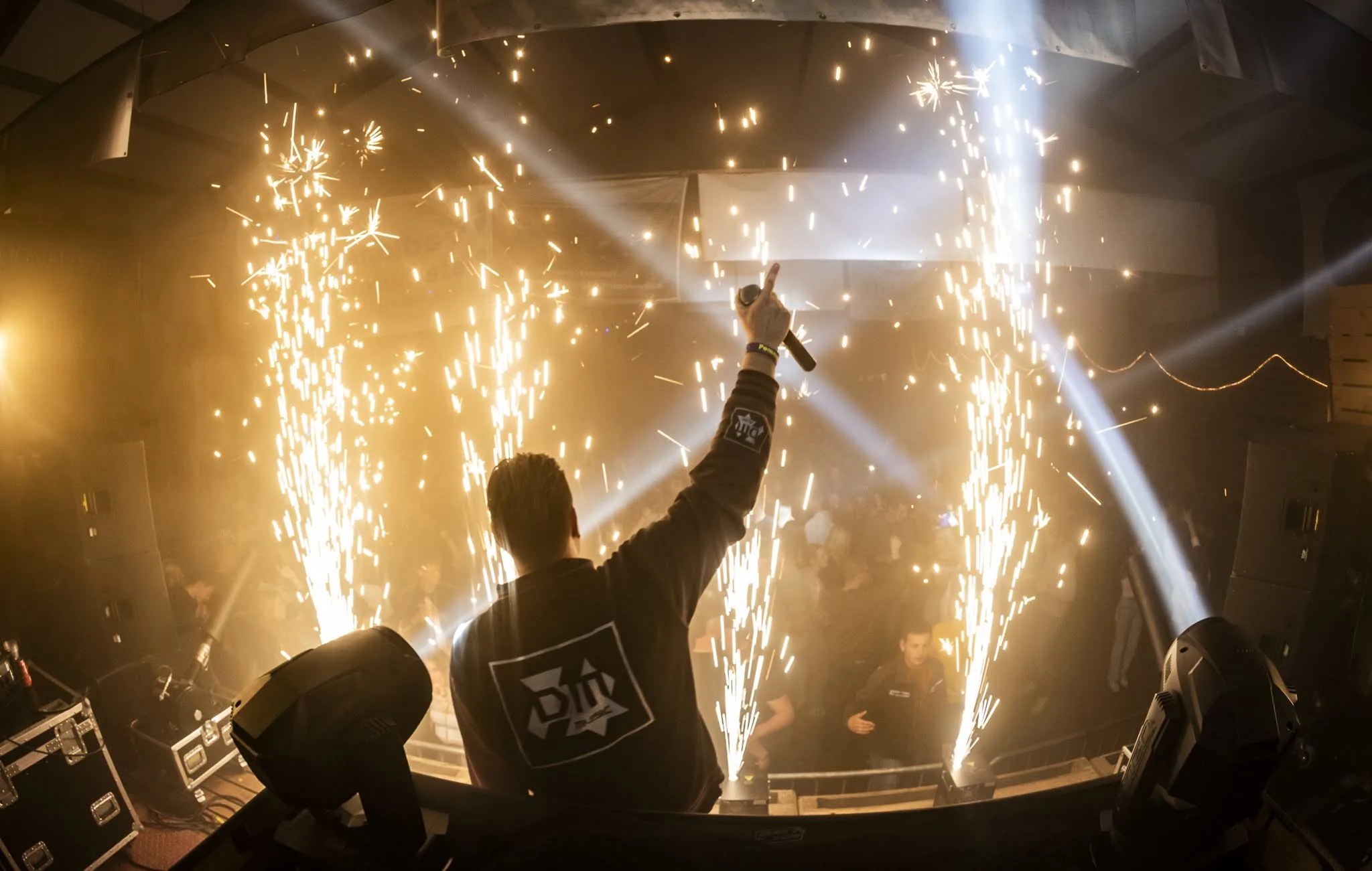 Sparkulars met vonkenfonteinen achter de DJ tijdens een schuurfeest