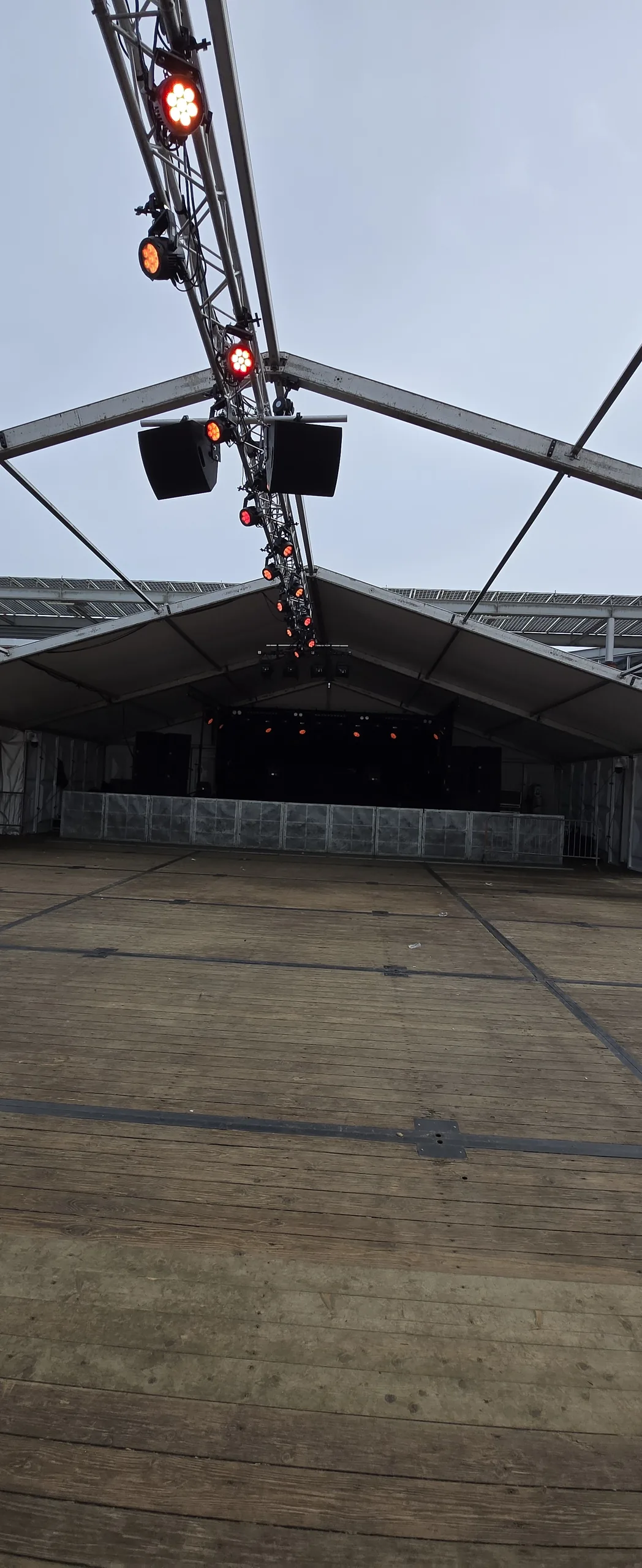 Truss met lichtset onder het tentdoek van de feesttent op Koningsdag in Zuidhorn