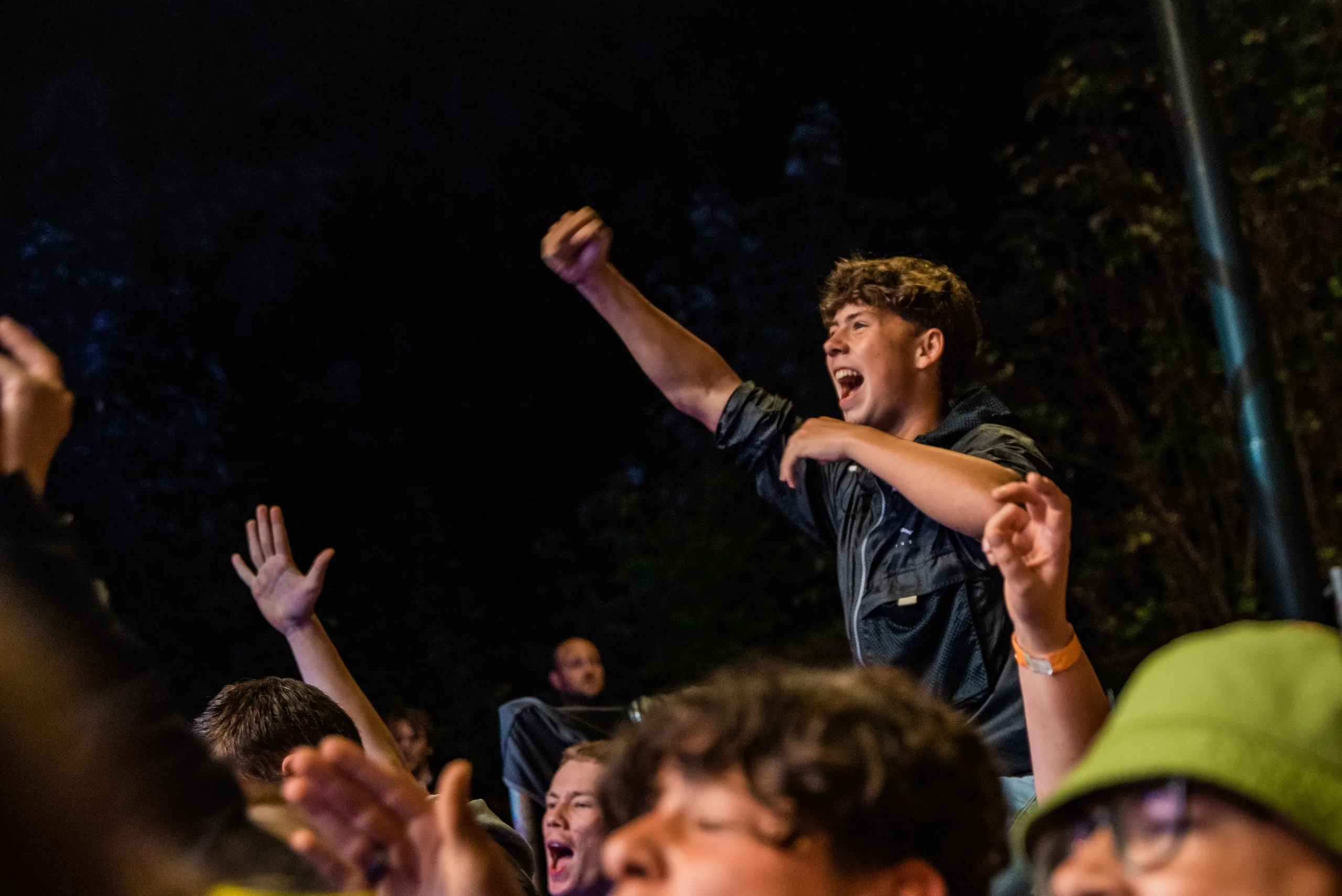 Juichende bezoekers vooraan tijdens Open Air Festival Grootegast
