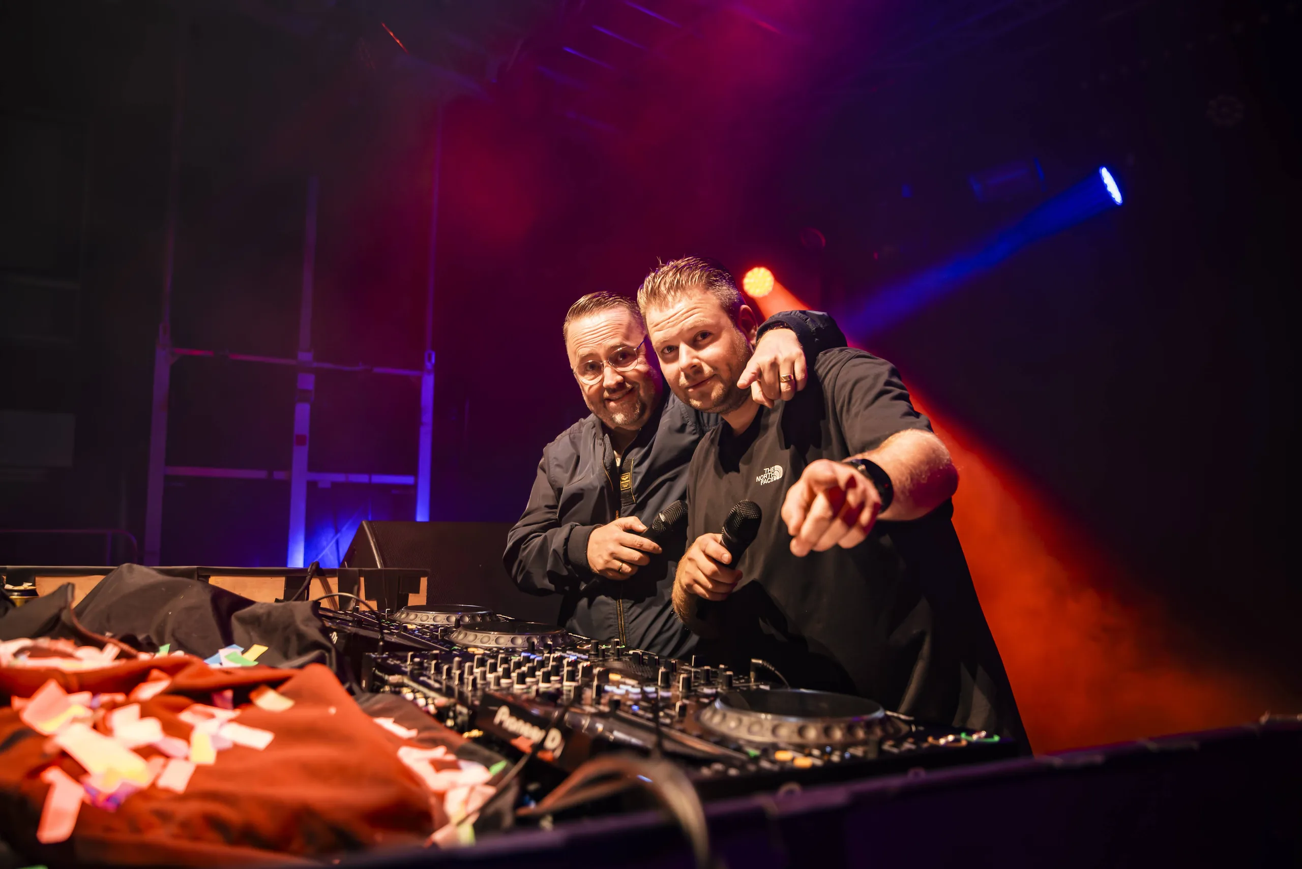 De twee DJ's van de Blender DJ Show achter de booth