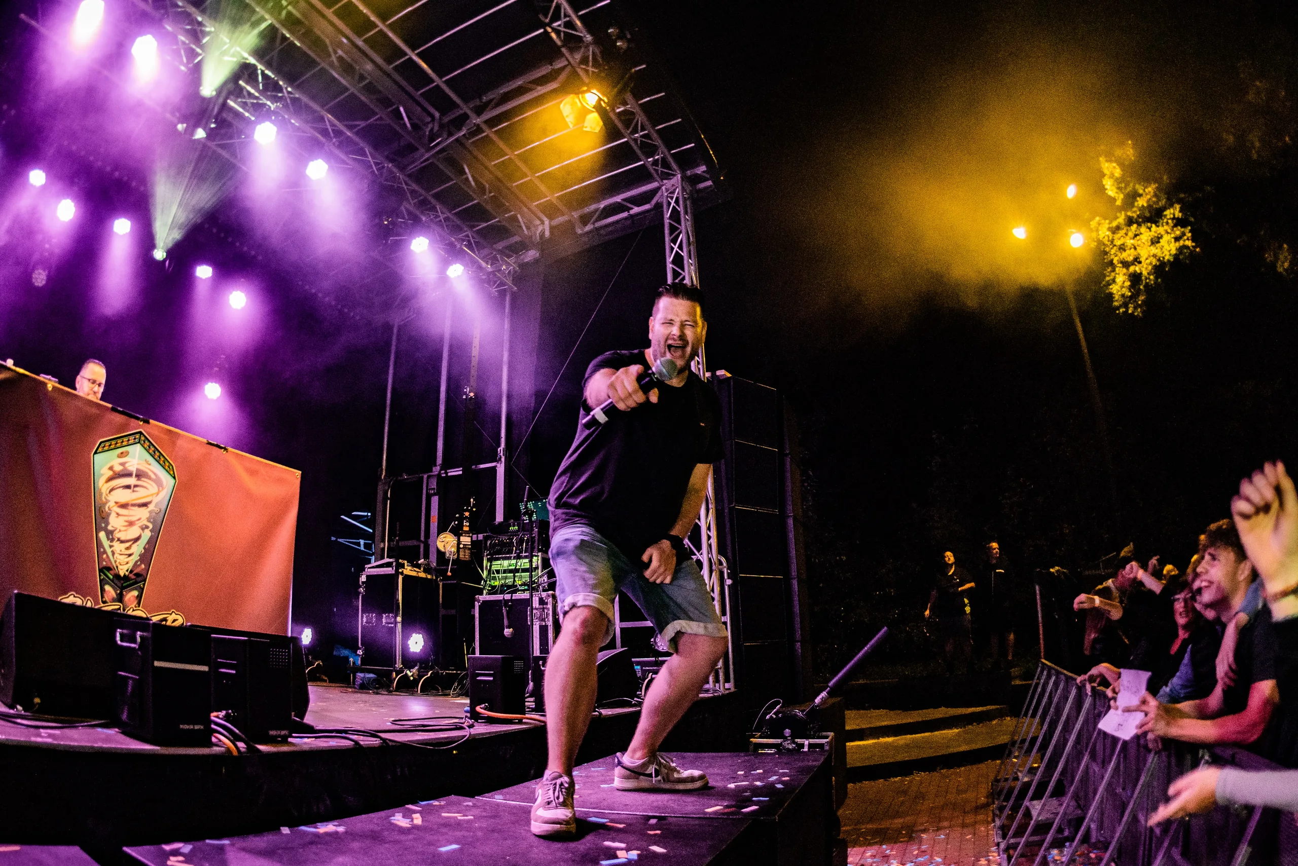 DJ met de microfoon op het podium van Open Air Festival Grootegast