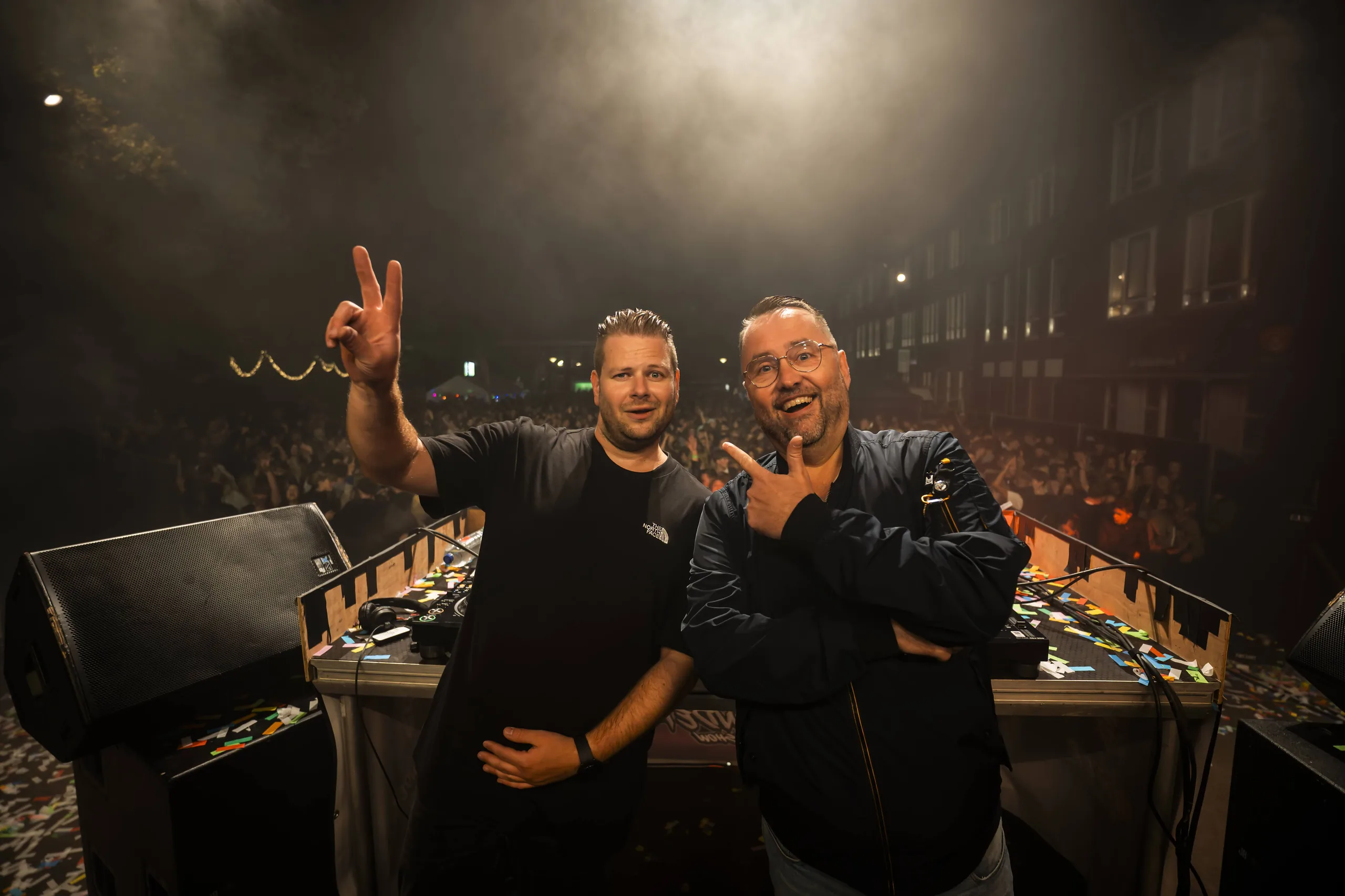 De twee DJ's van de Blender DJ Show samen op het podium tijdens Open Air Festival Grootegast