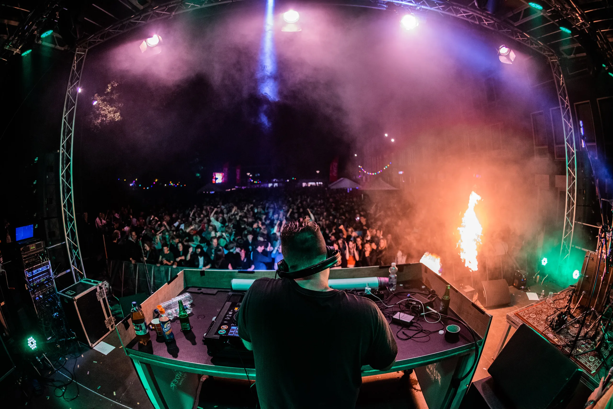 Zicht vanaf de DJ-booth op het publiek tijdens Open Air Festival Grootegast