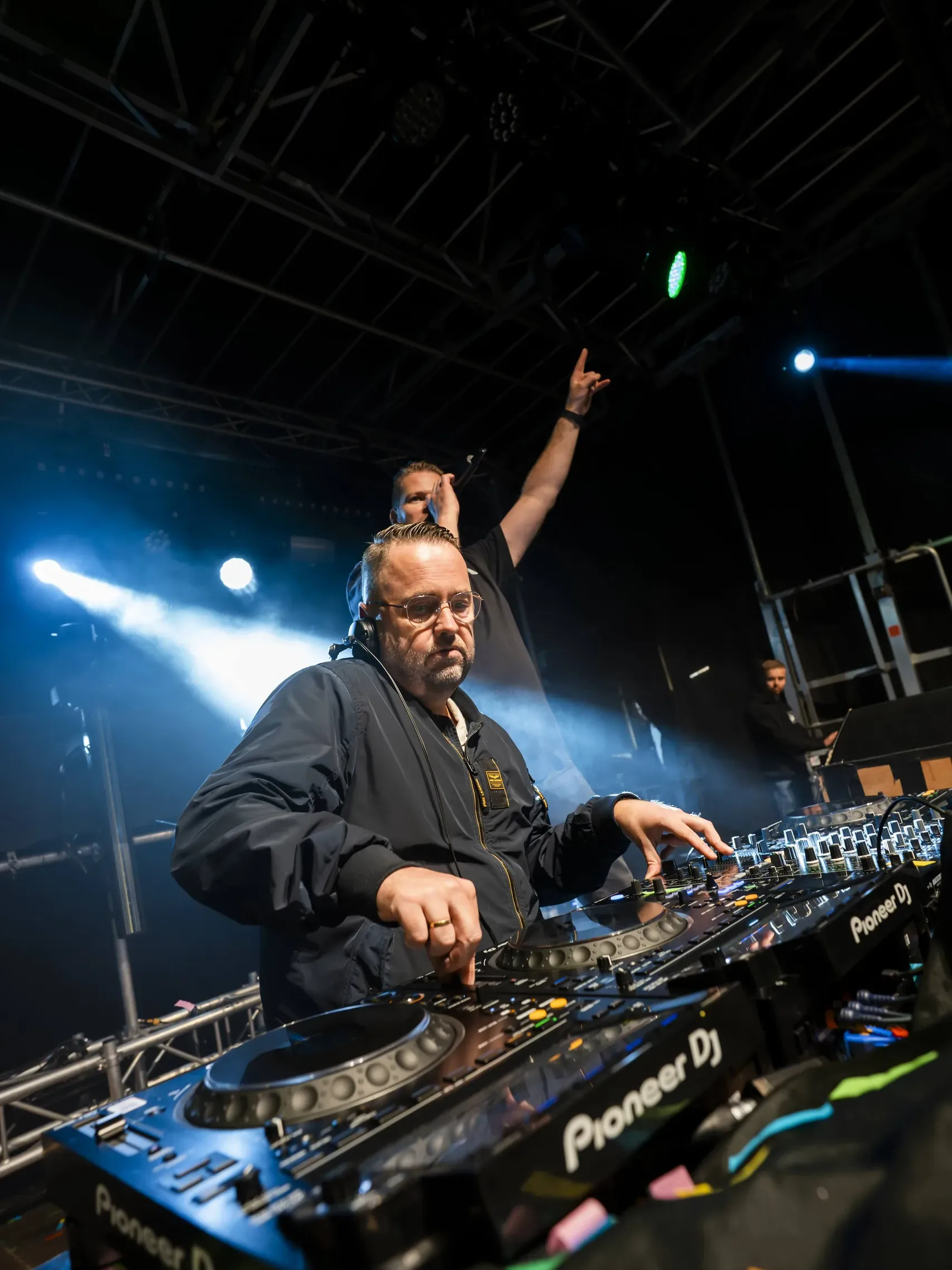Mark Nauta achter de set tijdens Open Air Festival Grootegast
