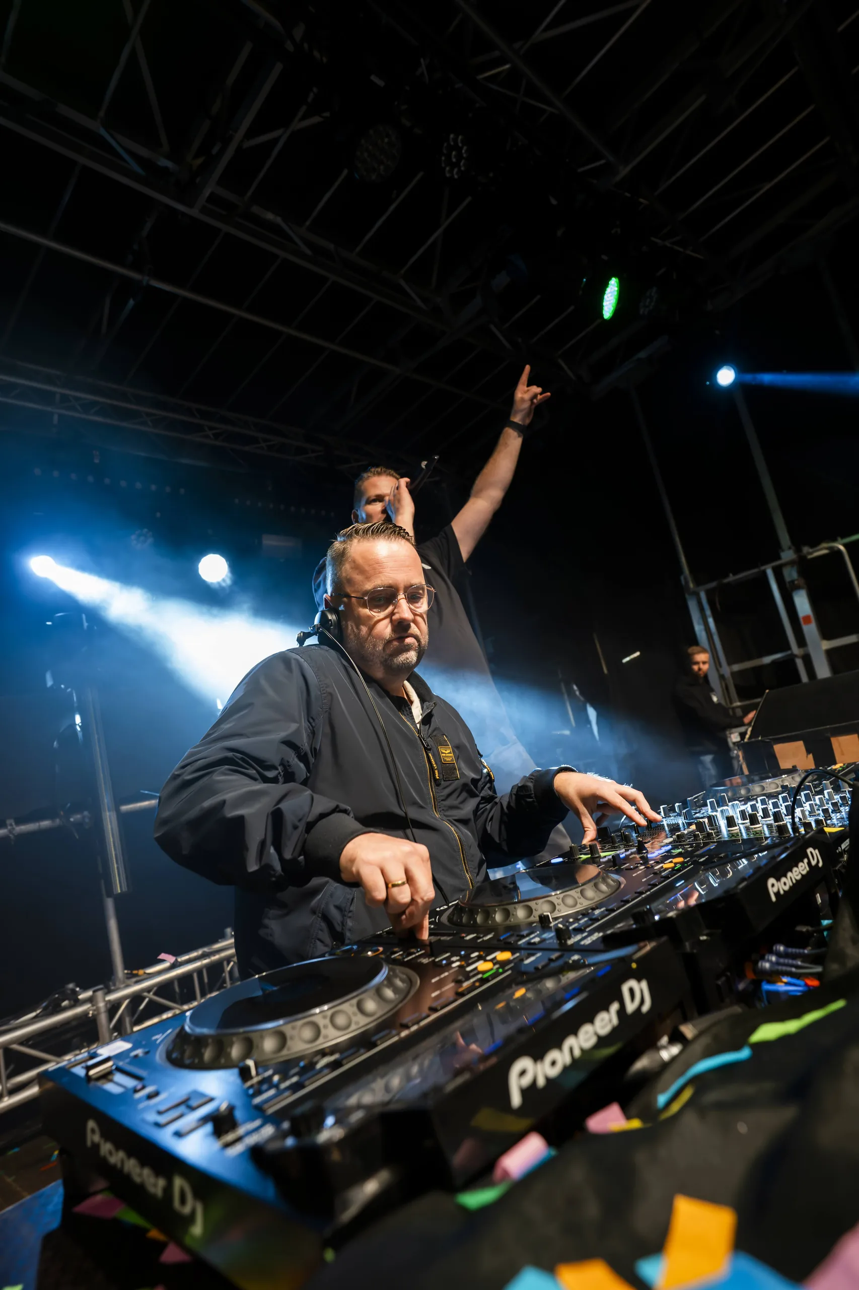 Mark Nauta achter de set tijdens Open Air Festival Grootegast