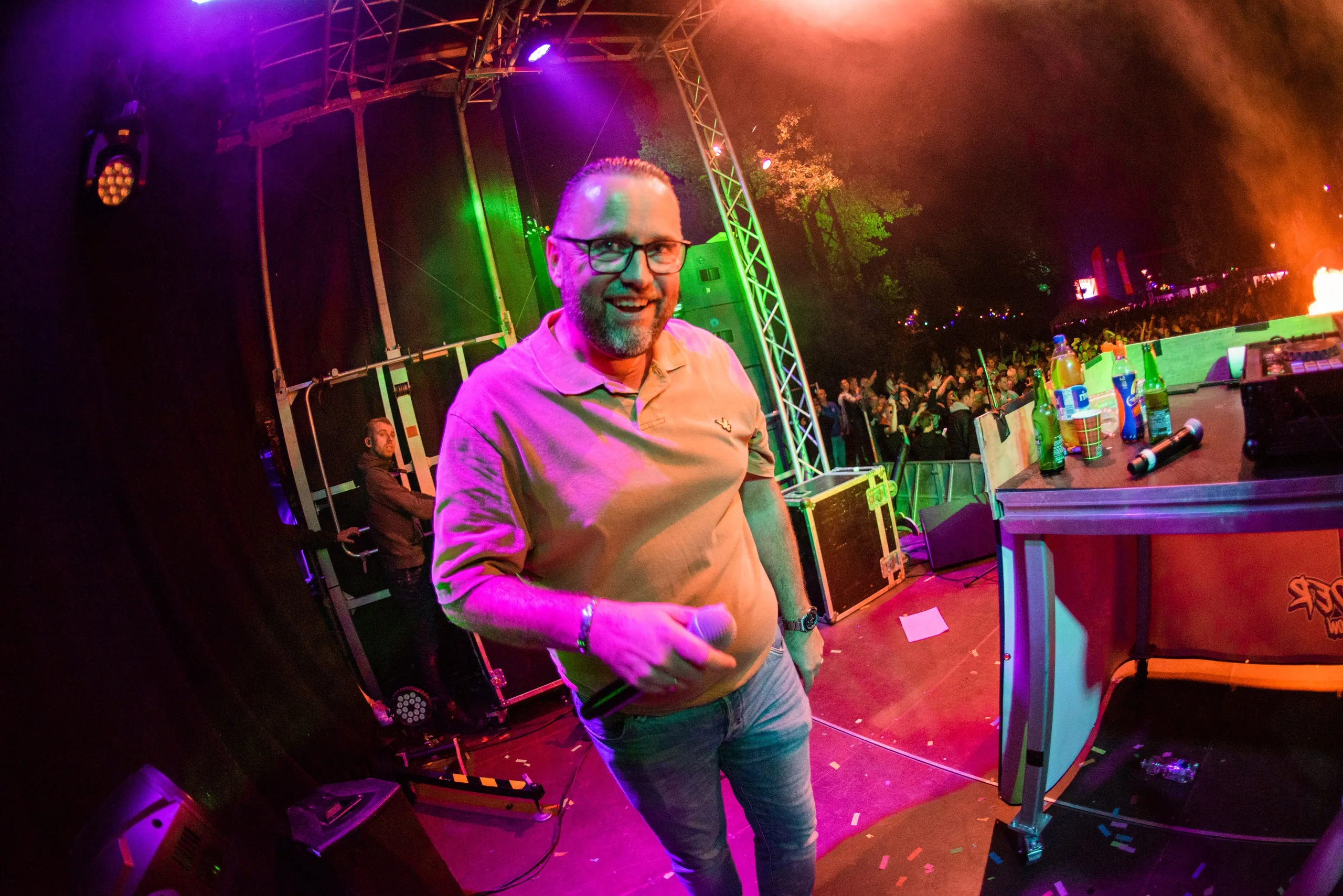 Mark Nauta op het podium tijdens Open Air Festival Grootegast