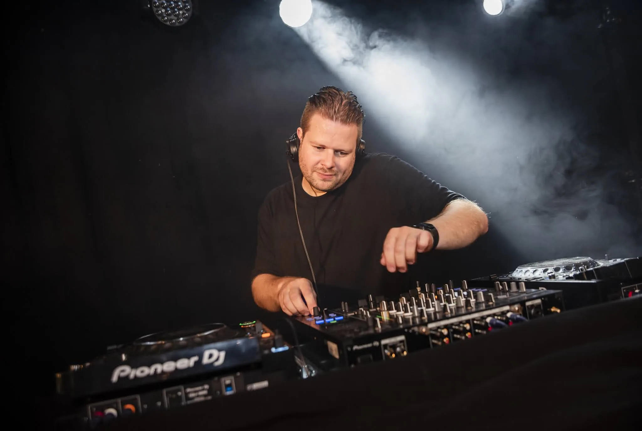 Martijn Renkema achter zijn set op de Zotte Zummer Poarty