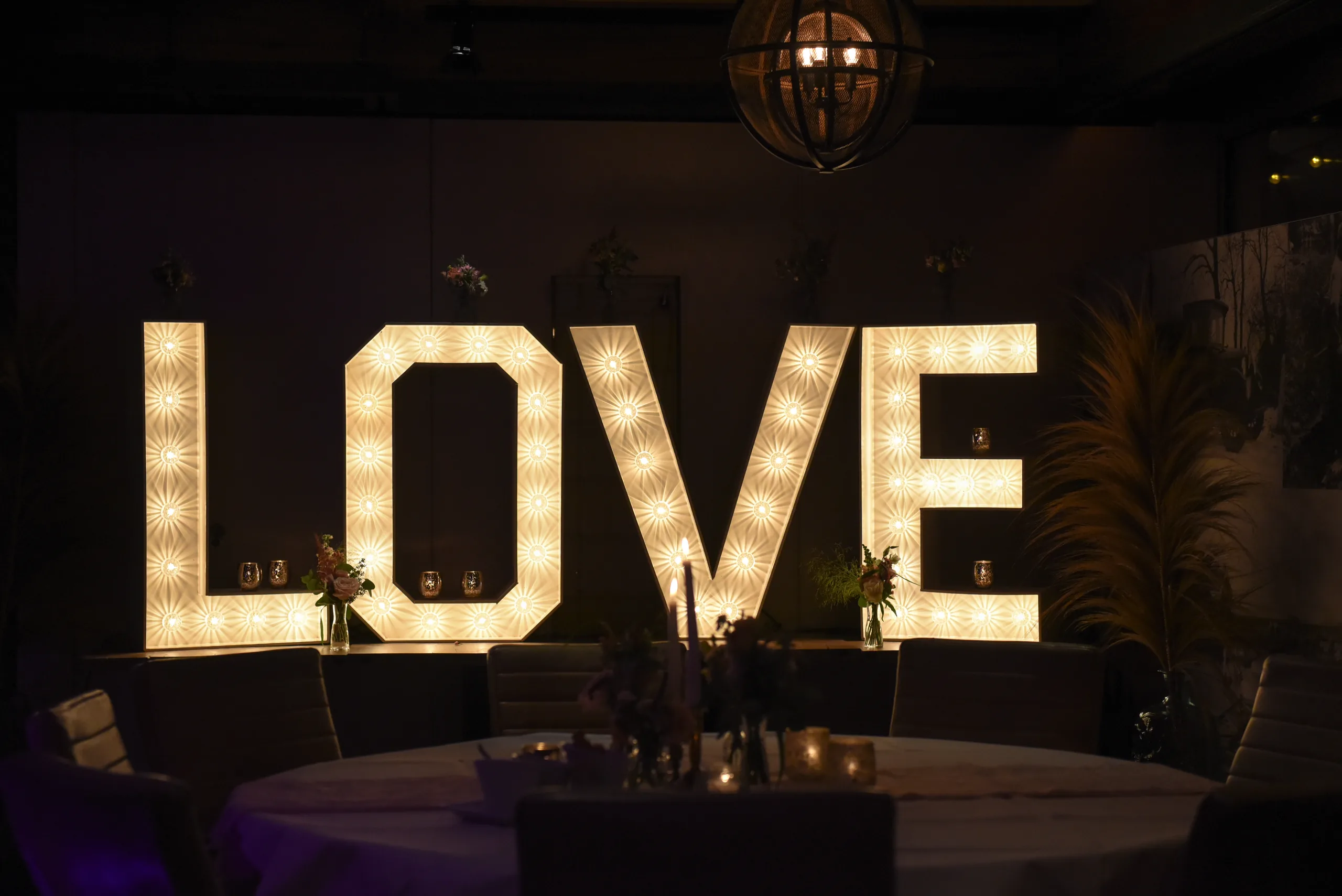 Verlichte LOVE letters in de zaal van Garnwerd aan Zee