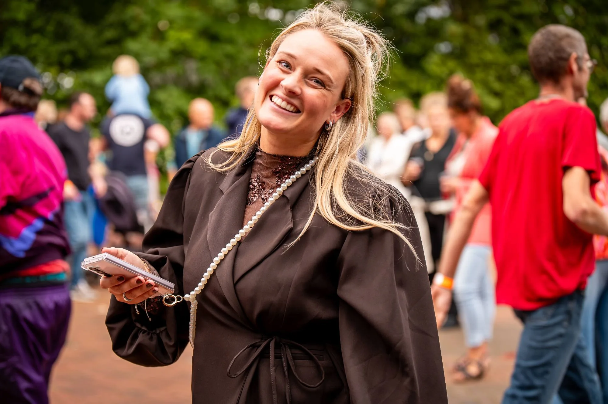Mandy van der Togt lachend tussen het publiek op een festival