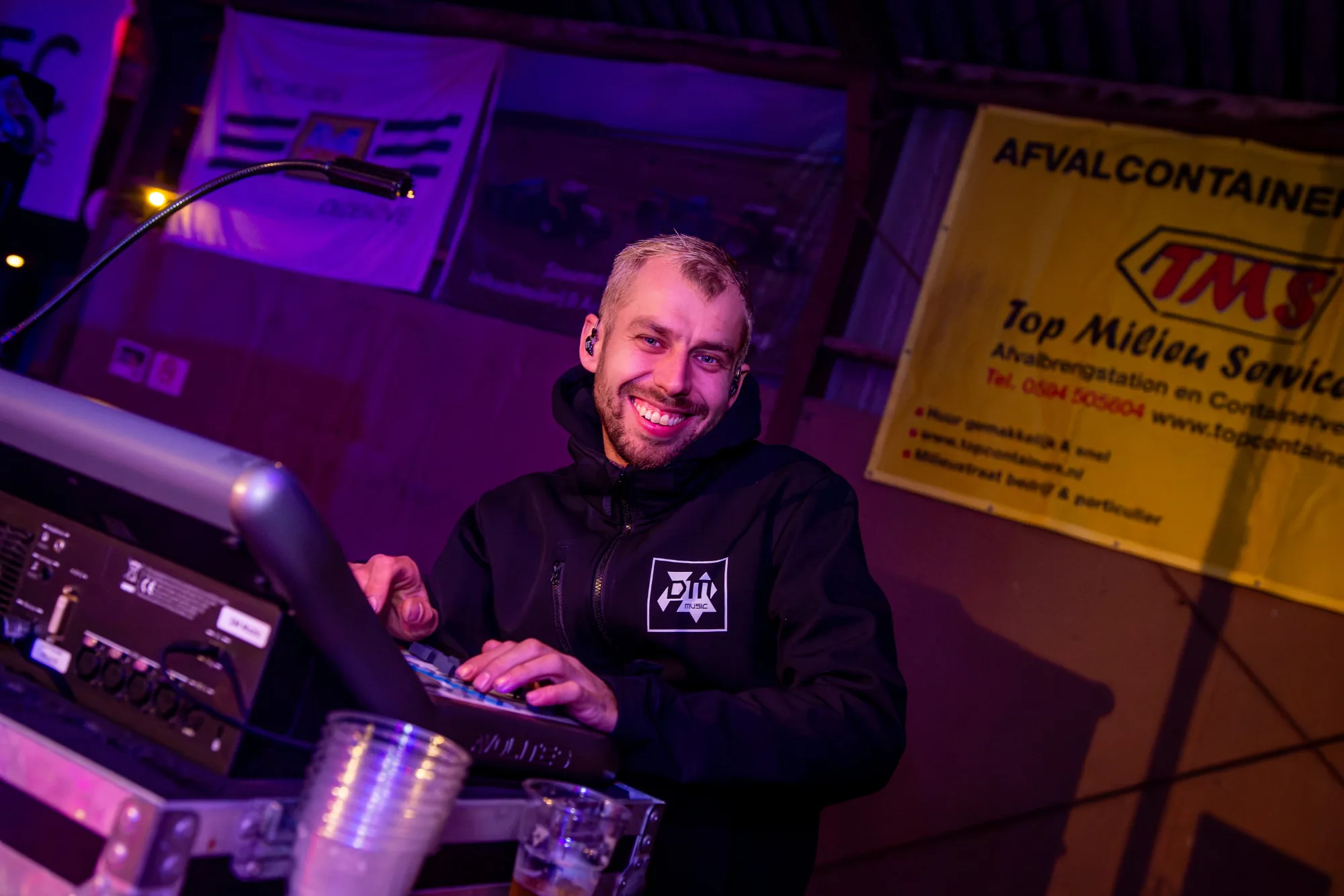 Lichttechnicus Michel Terpstra lachend achter de lichttafel tijdens een feest