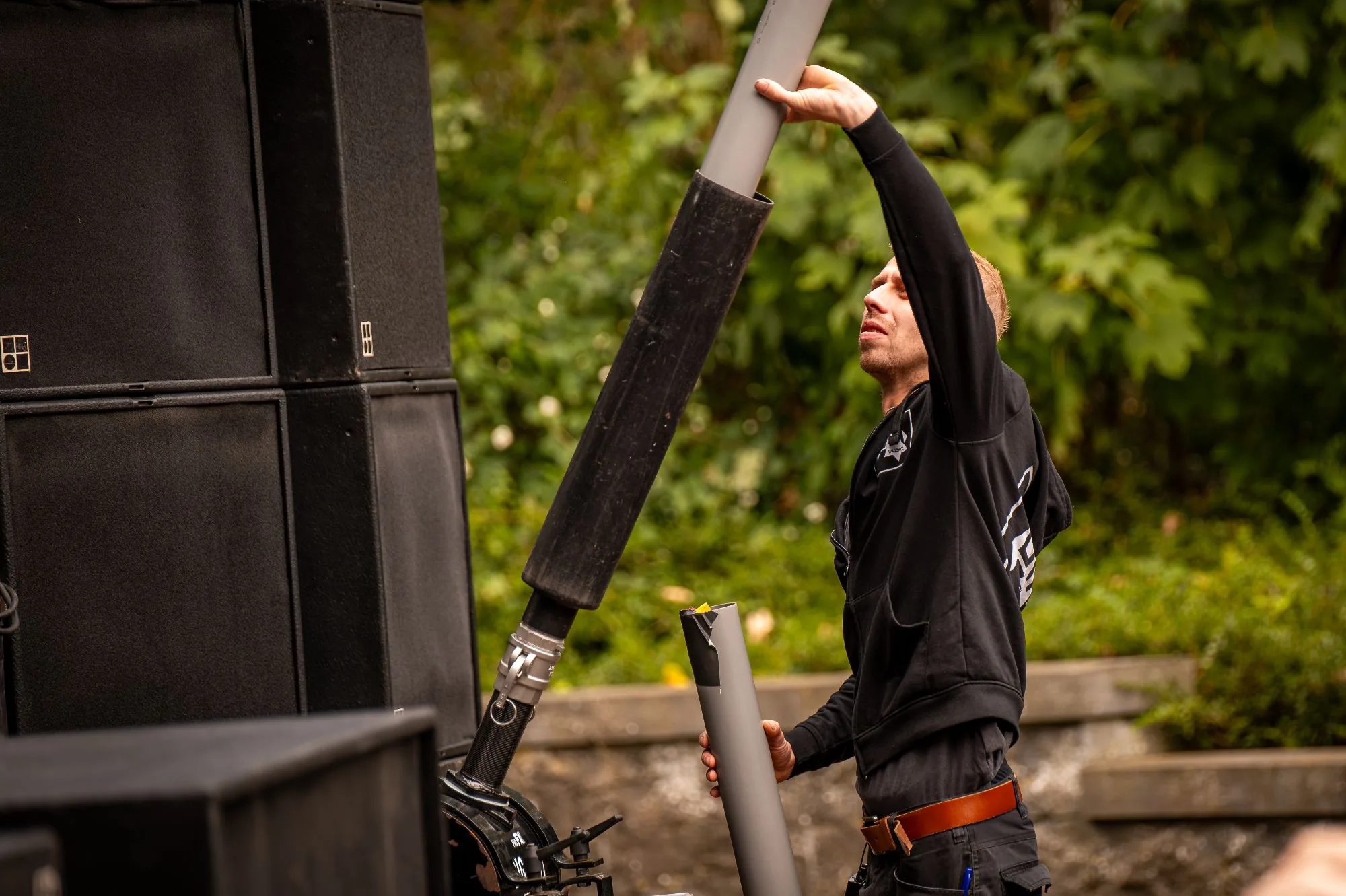 Michel Terpstra zet special effects klaar naast de geluidsset op Open Air Festival Grootegast
