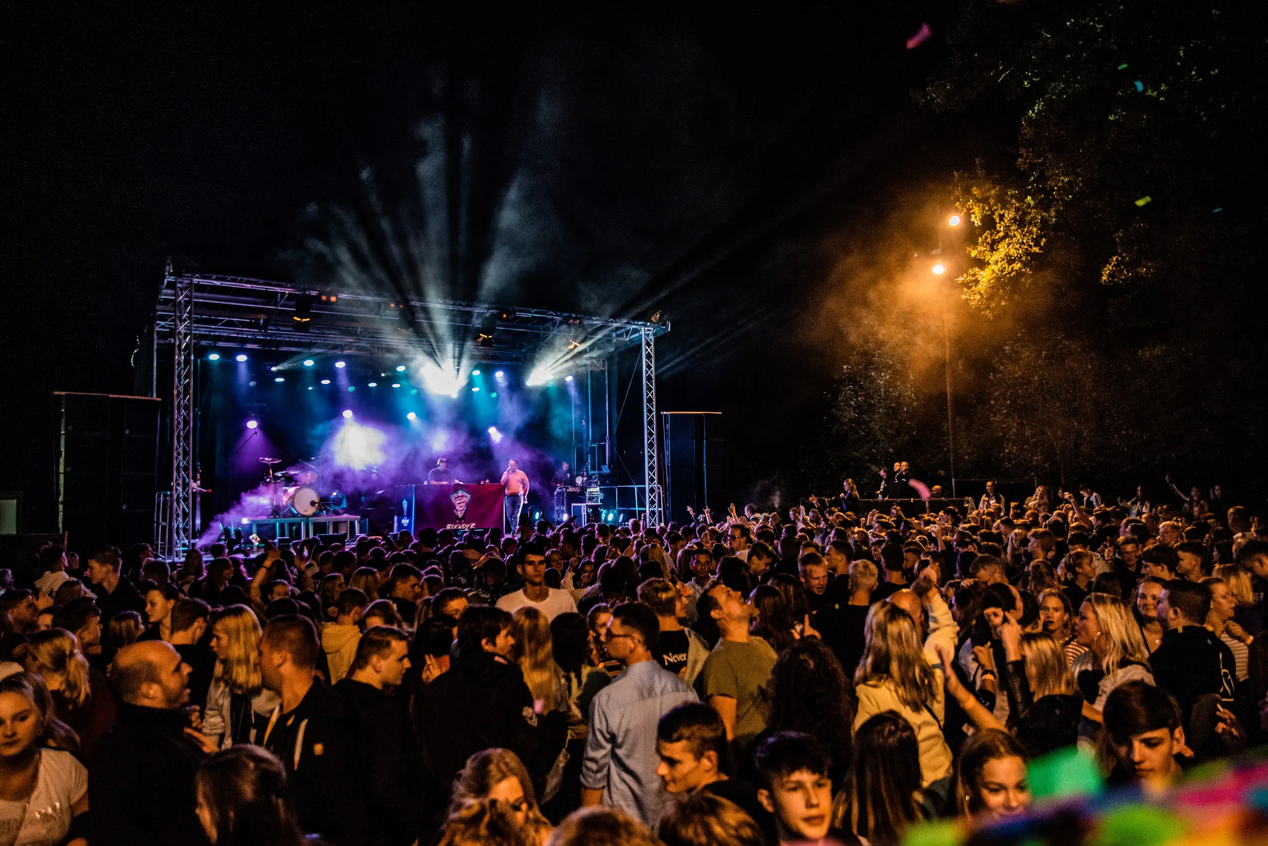 Podium met lichtshow en publiek tijdens Open Air Festival Grootegast
