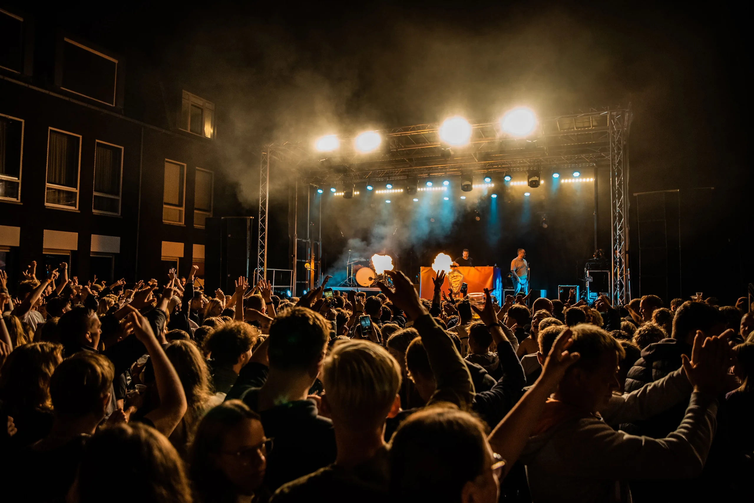 Publiek met de handen in de lucht tijdens Open Air Festival Grootegast